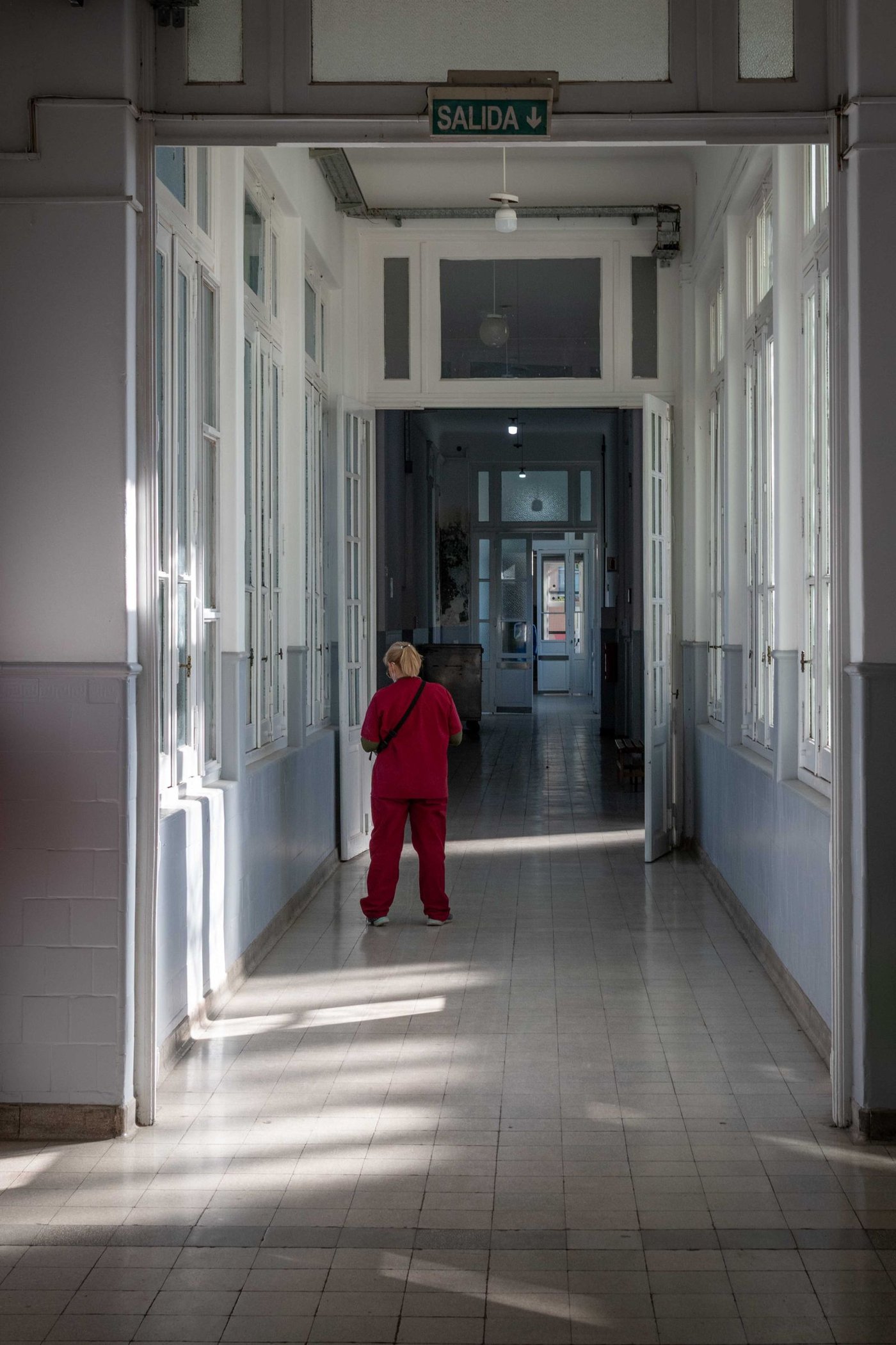Soignante seule dans un couloir d'hôpital