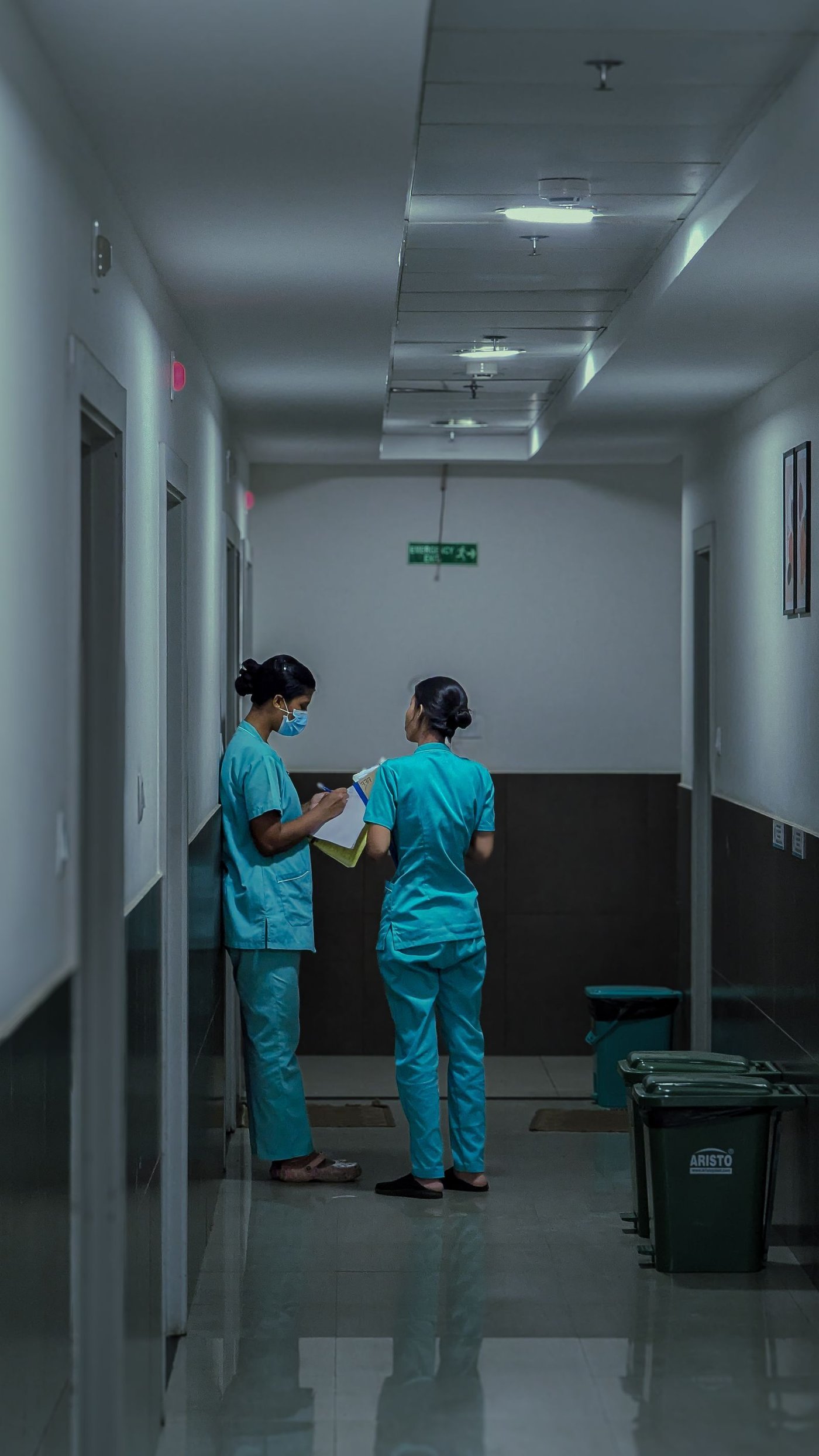 Deux soignantes dans un couloir d'hôpital