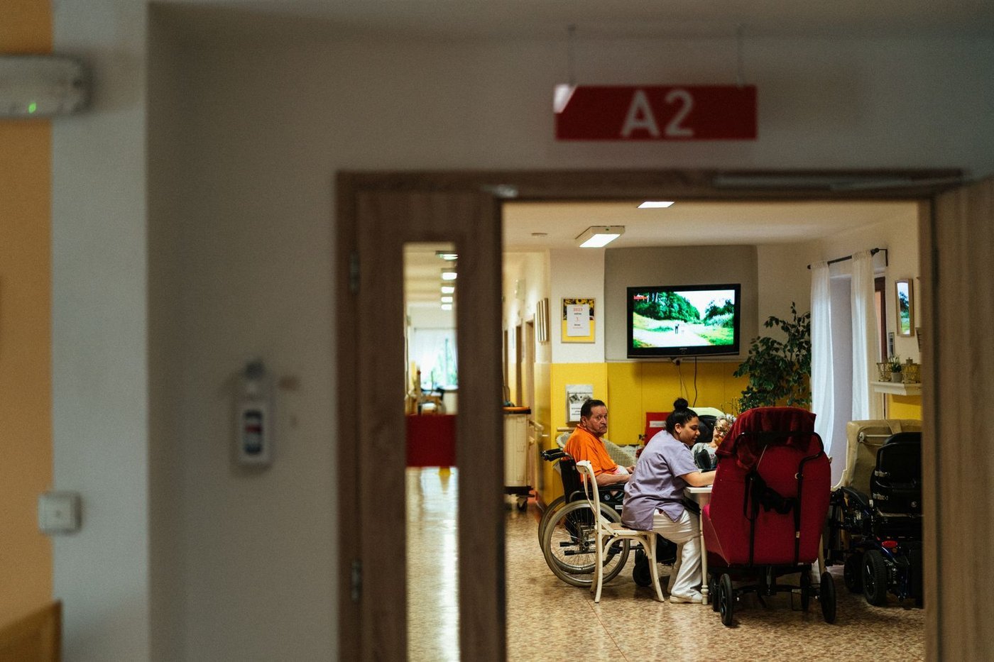 Soignante auprès d'un résident dans un service de soins