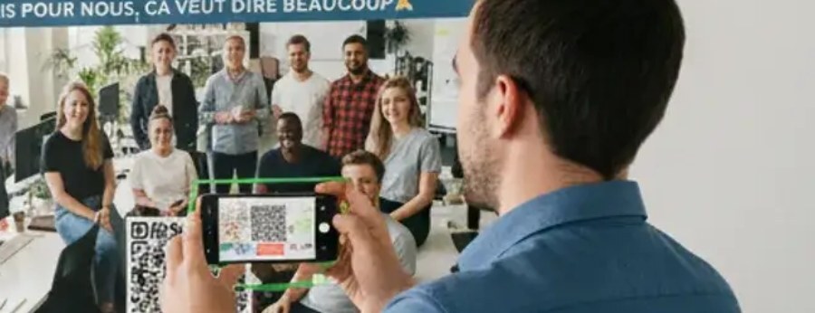 Un salarié scanne l'affiche Listen Leon pour remercier son équipe