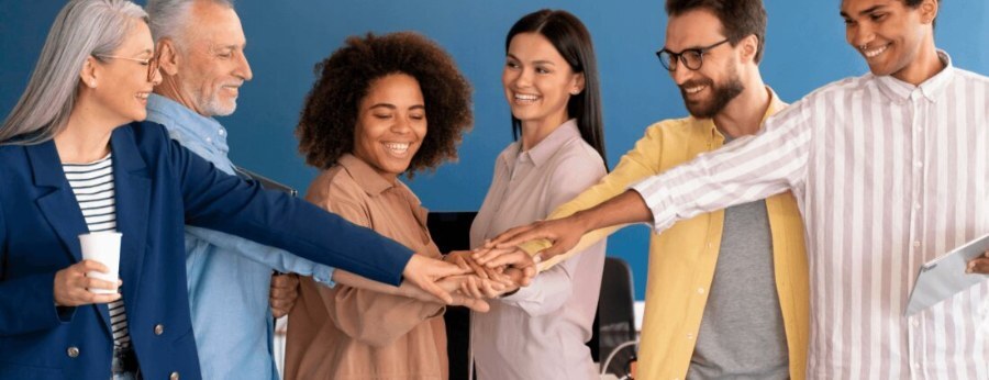 Des collègues qui construisent la confiance ensemble